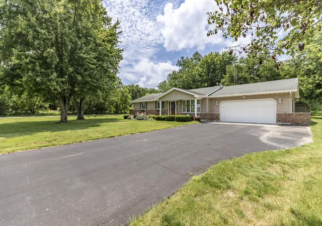 Homes for sale in De Motte, IN | 718 Forsythia St Se, De Motte, IN 46310 | MLS# 841593