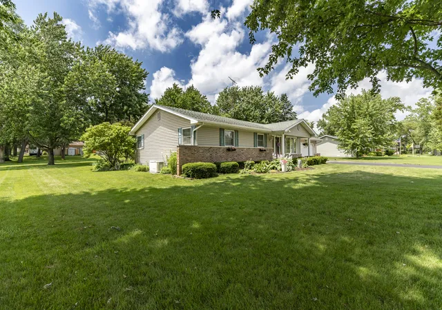 Homes for sale in De Motte, IN | 718 Forsythia St Se, De Motte, IN 46310 | MLS# 841593