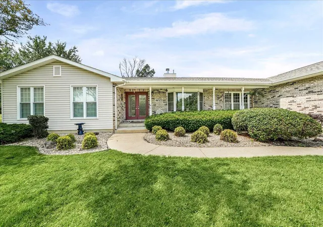2nd image of 425 Rolling Meadow Dr, Valparaiso, IN 46385 | MLS# 841617