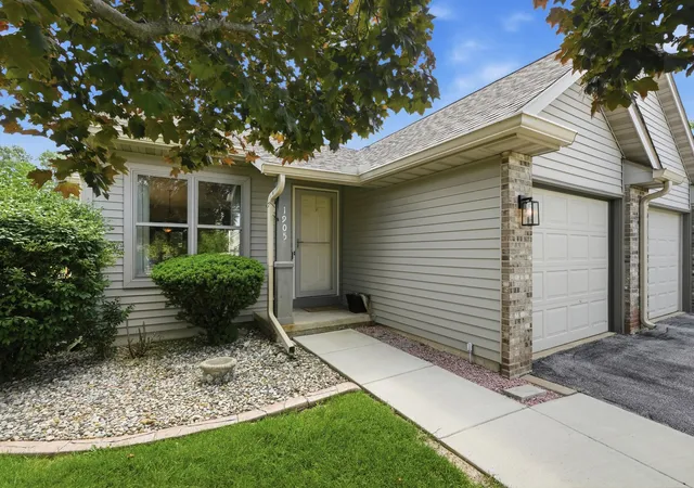 2nd image of 1905 Creekside Ct, Valparaiso, IN 46383 | MLS# 841634