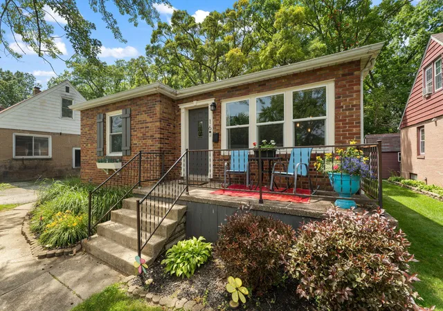 Photo 3 of Sale Pending at 16 Beverly Blvd, Hobart, IN 46342 | MLS# 842016 | Listing updated on 2026-09-03
