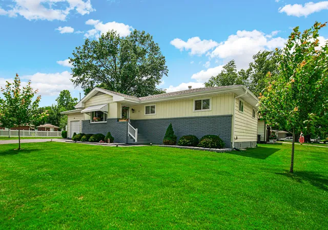 1st image of 1001 W 39th Ave, Hobart, IN 46342 | MLS# 841660