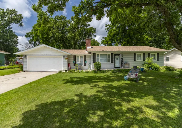 Homes for sale in Merrillville, IN | 5420 Marcella Rd, Merrillville, IN 46410 | MLS# 841800