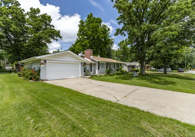 Homes for sale in Merrillville, IN | 5420 Marcella Rd, Merrillville, IN 46410 | MLS# 841800