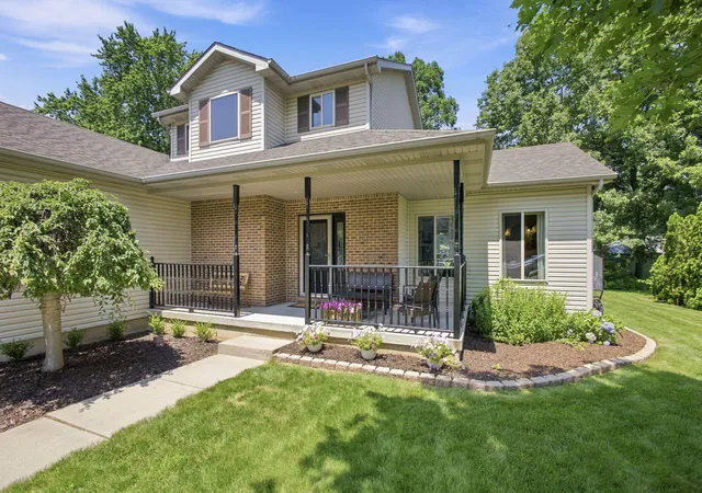 2nd image of 504 Oakwood Dr, Chesterton, IN 46304 | MLS# 842143
