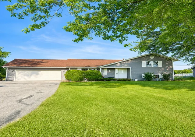 1st image of 17247 Mount St, Lowell, IN 46356 | MLS# 841813