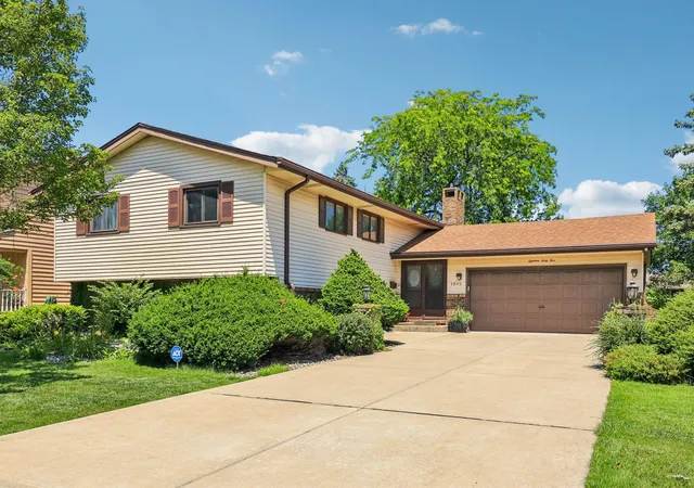 1st image of 1845 Bluebird Ln, Munster, IN 46321 | MLS# 841935