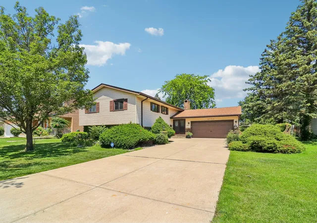 2nd image of 1845 Bluebird Ln, Munster, IN 46321 | MLS# 841935