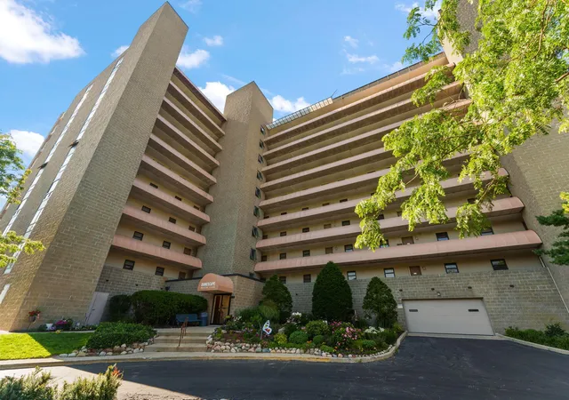 Homes for sale in Michigan City, IN | 100 Lake Shore Dr #701, Michigan City, IN 46360 | MLS# 841988