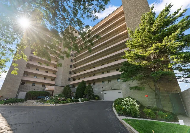 Homes for sale in Michigan City, IN | 100 Lake Shore Dr #701, Michigan City, IN 46360 | MLS# 841988