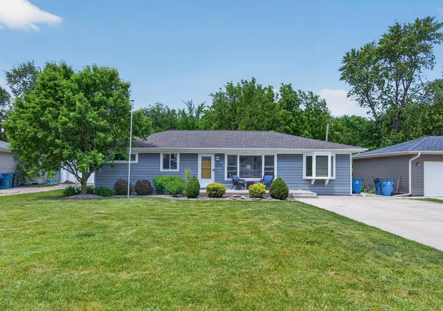 Homes for sale in Crown Point, IN | 1208 E Farragut St, Crown Point, IN 46307 | MLS# 842162