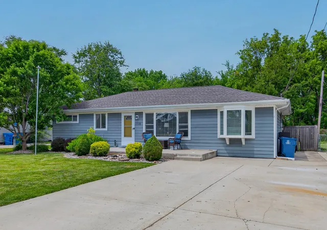 Homes for sale in Crown Point, IN | 1208 E Farragut St, Crown Point, IN 46307 | MLS# 842162