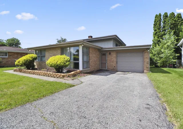 Homes for sale in Merrillville, IN | 530 E 52nd Pl, Merrillville, IN 46410 | MLS# 842021