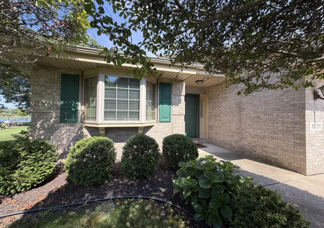 Homes for sale in Schererville, IN | 1521 Tamarack Dr, Schererville, IN 46375 | MLS# 841947