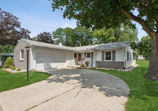 Photo 1 of Single family home for sale at 1009 Illinois St, Valparaiso, IN 46383 | MLS# 842396 | Listing updated on 2026-09-04