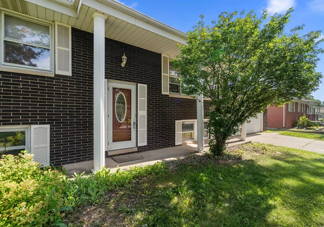 2nd image of 1810 W 93rd Pl, Crown Point, IN 46307 | MLS# 842071