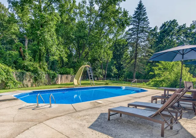 2nd image of 141 Rush Ct, Hobart, IN 46342 | MLS# 842044