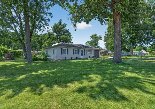2nd image of 722 Fremont Rd, Valparaiso, IN 46385 | MLS# 841954