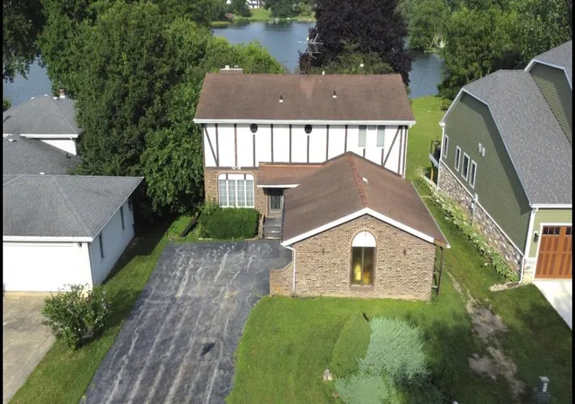 2nd image of 1076 Shoreline Rd, Crown Point, IN 46307 | MLS# 842425
