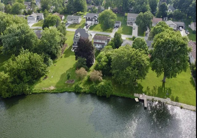 3rd image of 1076 Shoreline Rd, Crown Point, IN 46307 | MLS# 842425