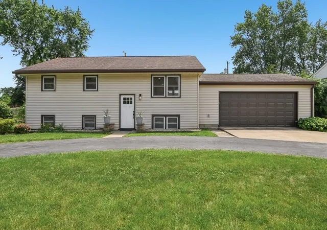 2nd image of 3701 W 79th Pl, Merrillville, IN 46410 | MLS# 842160