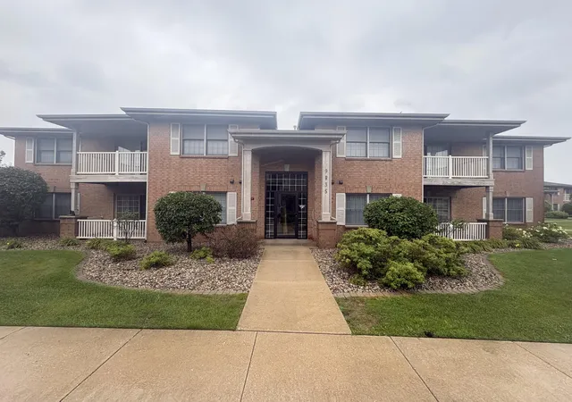 1st image of 9835 Wildwood Cir #2c, Munster, IN 46321 | MLS# 843965