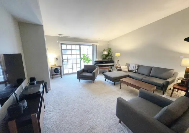 2nd image of 9835 Wildwood Cir #2c, Munster, IN 46321 | MLS# 843965