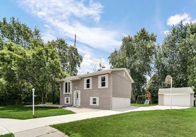 Photo 2 of Single family home for sale at 3430 Norman Pl, Highland, IN 46322 | MLS# 842928 | Listing updated on 2026-09-21