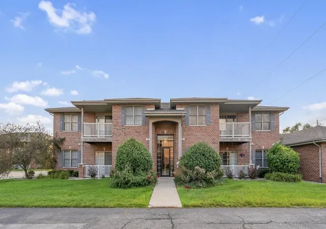 1st image of 635 Cambridge Ct #2b, Munster, IN 46321 | MLS# 843353