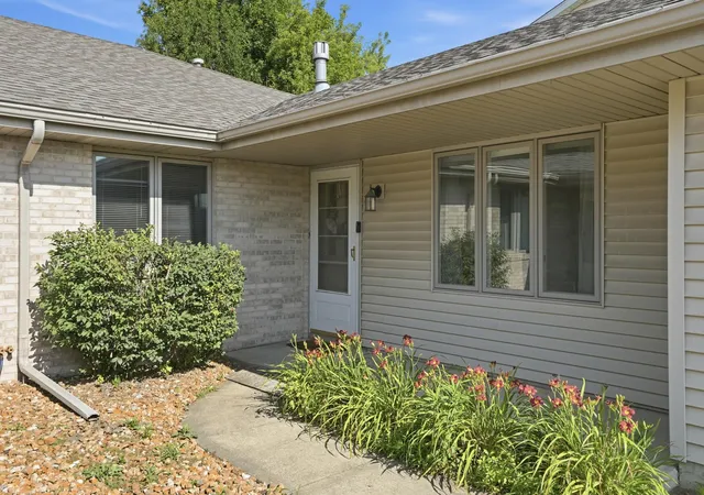 Homes for sale in Highland, IN | 9412 Erie St, Highland, IN 46322 | MLS# 842270