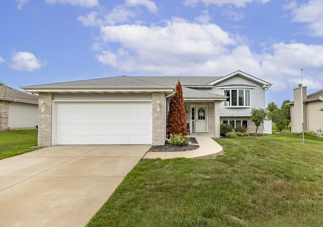 Homes for sale in Crown Point, IN | 7420 W 92nd Ave, Crown Point, IN 46307 | MLS# 842272