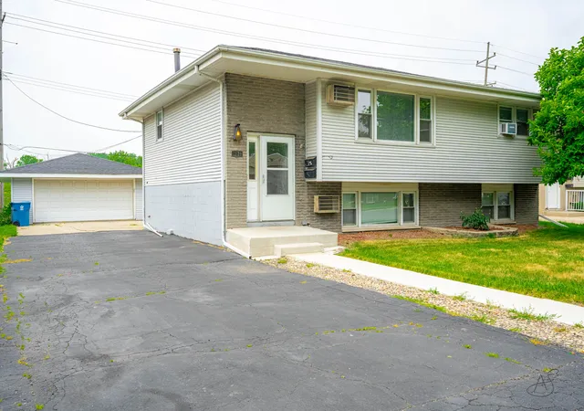 Homes for sale in Highland, IN | 7920 North Dr, Highland, IN 46322 | MLS# 842290
