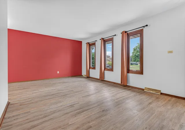 Photo 4 of Single family home for sale at 8832 Jefferson Ct, Munster, IN 46321 | MLS# 842808 | Listing updated on 2026-09-21