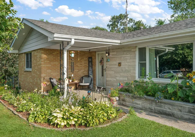2nd image of 124 6th Ave Nw, De Motte, IN 46310 | MLS# 842474