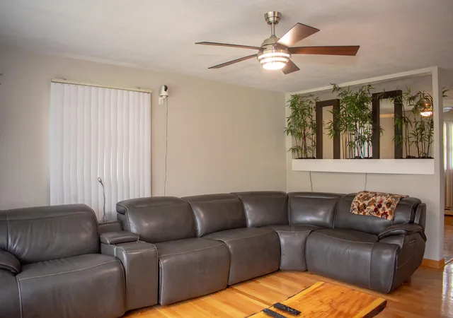 Photo 3 of Single family home for sale at 400 E 52nd Avenue, Merrillville, IN 46410 | MLS# 842447 | Listing updated on 2026-09-03