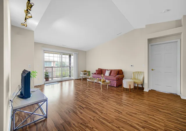 2nd image of 9810 Wildwood Cir #2c, Munster, IN 46321 | MLS# 842531