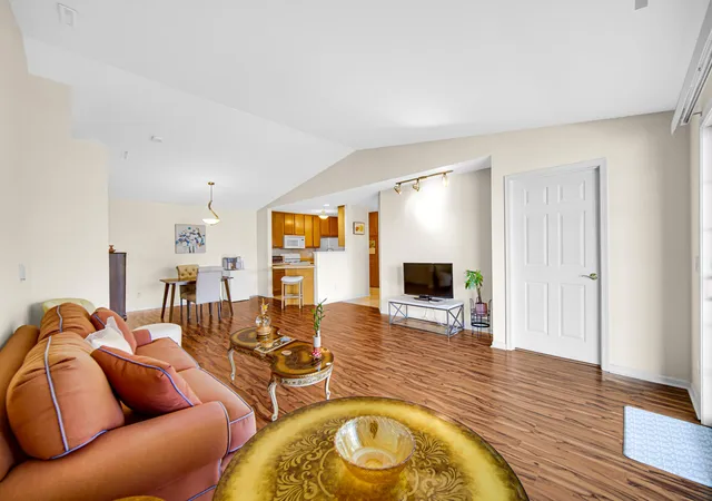 3rd image of 9810 Wildwood Cir #2c, Munster, IN 46321 | MLS# 842531