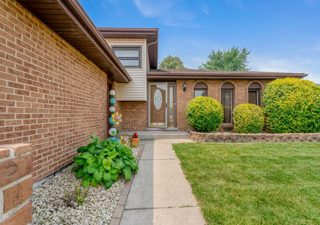 2nd image of 2440 Springhill Dr, Schererville, IN 46375 | MLS# 842541