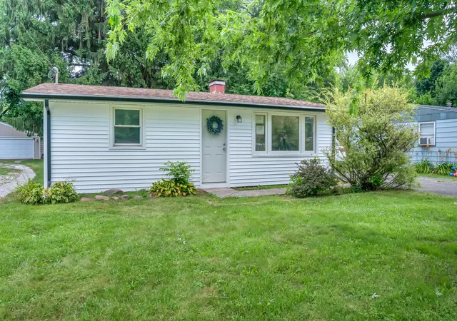1st image of 400 Woodlawn Ave, Chesterton, IN 46304 | MLS# 842569