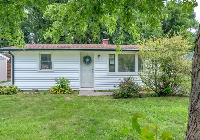 2nd image of 400 Woodlawn Ave, Chesterton, IN 46304 | MLS# 842569