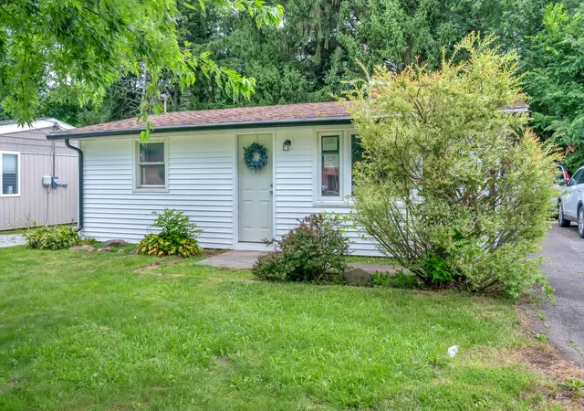 3rd image of 400 Woodlawn Ave, Chesterton, IN 46304 | MLS# 842569