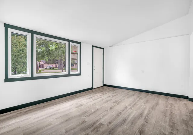 5th image of 400 Woodlawn Ave, Chesterton, IN 46304 | MLS# 842569