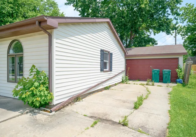 2nd image of 703 Dearborn Rd, Valparaiso, IN 46385 | MLS# 842583