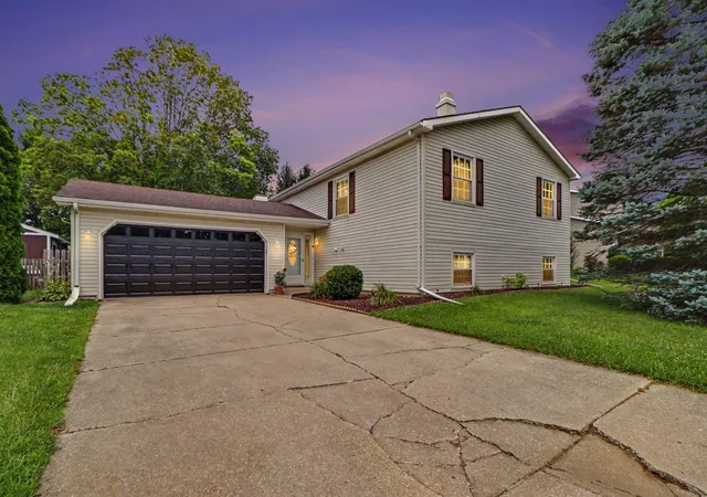 Photo 3 of Single family home for sale at 3707 Oak Grv Dr, Valparaiso, IN 46383 | MLS# 842669 | Listing updated on 2026-09-18
