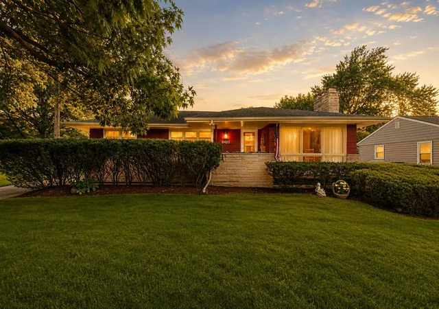 Photo 1 of Sale Pending at 8420 Schreiber Dr, Munster, IN 46321 | MLS# 842796 | Listing updated on 2026-08-29