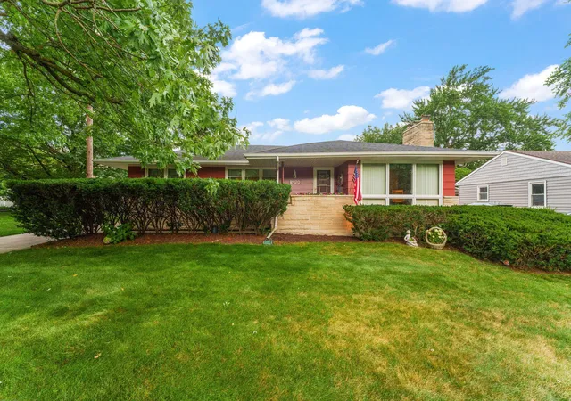 Photo 2 of Sale Pending at 8420 Schreiber Dr, Munster, IN 46321 | MLS# 842796 | Listing updated on 2026-08-29