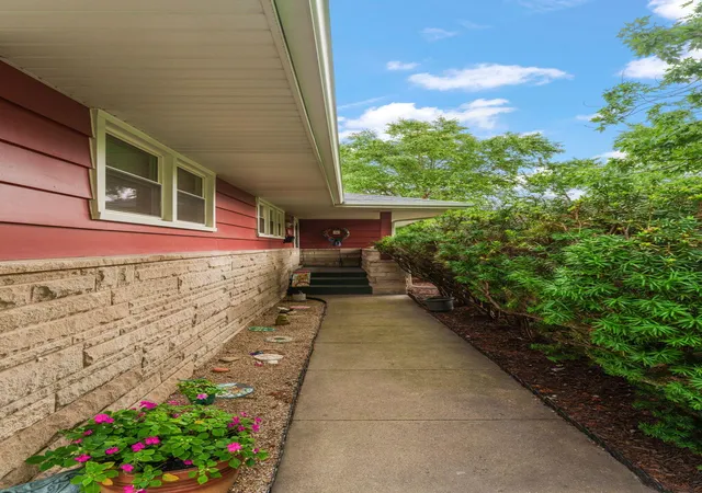 Photo 3 of Sale Pending at 8420 Schreiber Dr, Munster, IN 46321 | MLS# 842796 | Listing updated on 2026-08-29