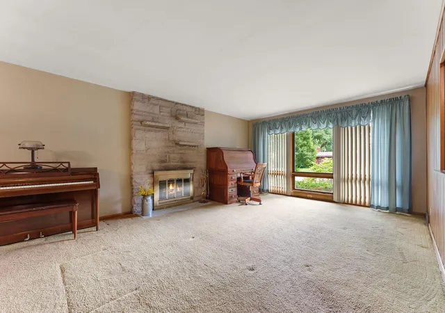 Photo 4 of Sale Pending at 8420 Schreiber Dr, Munster, IN 46321 | MLS# 842796 | Listing updated on 2026-08-29