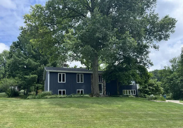 2nd image of 685 Slalom Ln, Valparaiso, IN 46383 | MLS# 842954