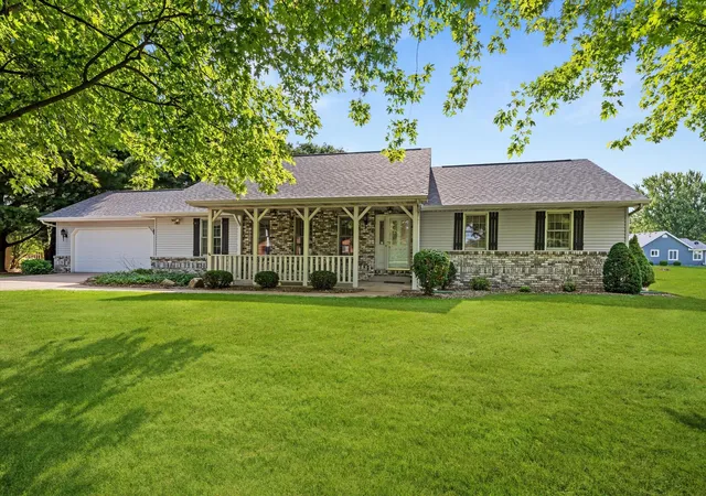 Single family home for sale at 223 Thornhedge Dr, Valparaiso, IN 46383 | MLS# 842868